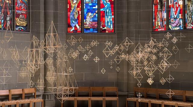 Filigrane Strohskulpturen − eine Installation im Chor der Stadtkirche Burgdorf