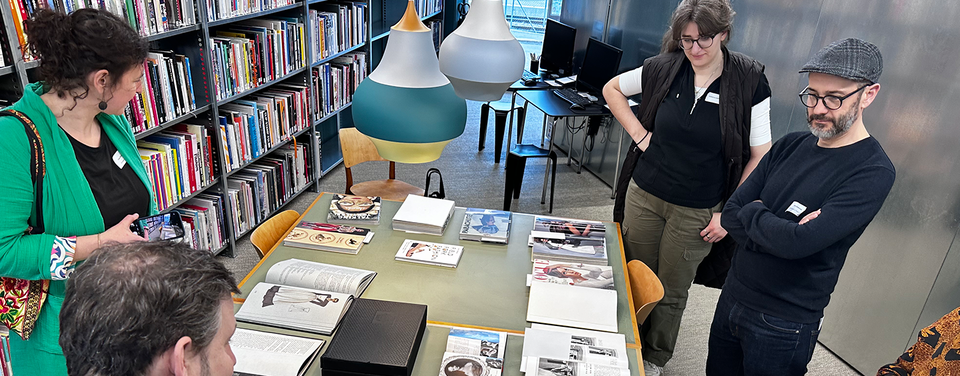 In der Bibliothek der Schule für Gestaltung, Foto: Tobias Erhardt, 2025