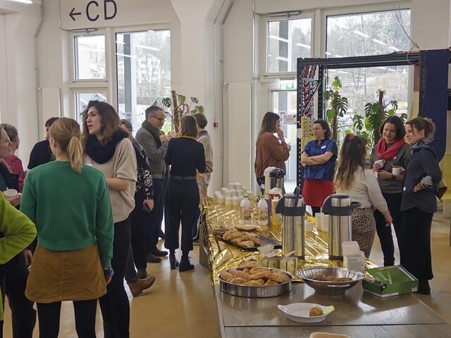 Rege Gespräche beim Eintreffenskaffee (Foto: Tobias Erhard)