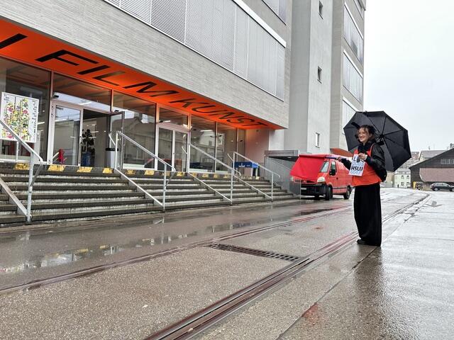 Studentinnen begrüssen an der HSLU Design Film Kunst in Luzern  (Ornella Steiger im Bild, Foto: Tobias Erhard)